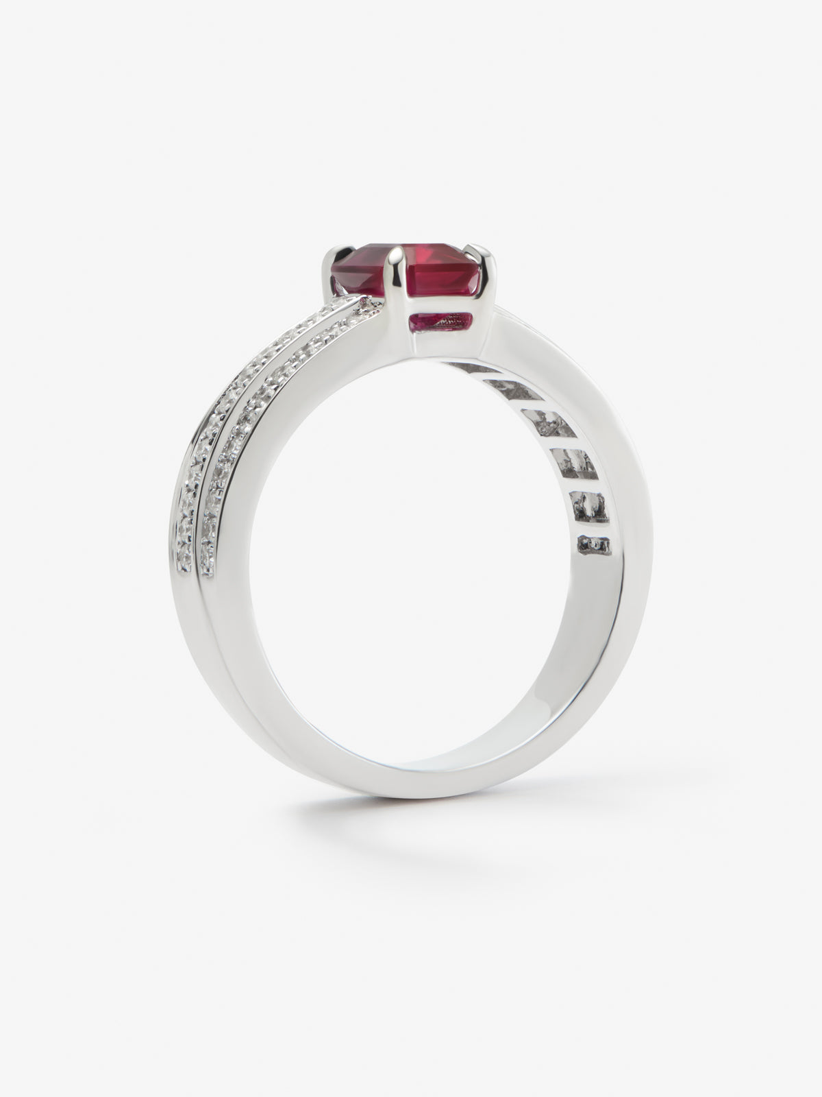 18K white gold ring with octagonal-cut pigeon blood ruby ​​of 1.169 cts and 68 brilliant-cut diamonds with a total of 0.37 cts