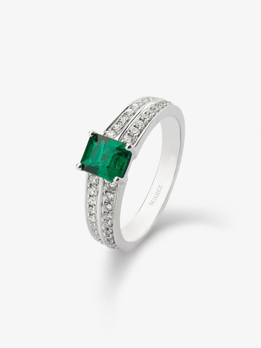 Anillo de oro blanco de 18K con esmeralda en talla octogonal de 0,62 cts y 52 diamantes en talla brillante con un total de 0,18 cts