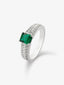 Anillo de oro blanco de 18K con esmeralda en talla octogonal de 0,4 cts y 52 diamantes en talla brillante con un total de 0,19 cts