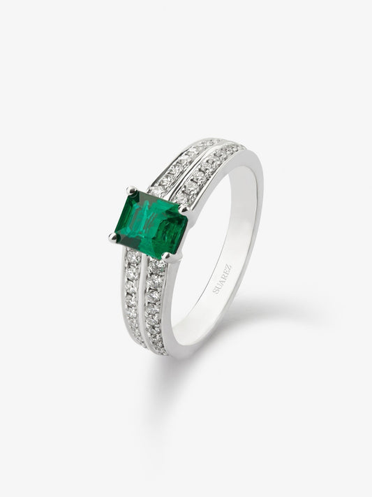 Anillo de oro blanco de 18K con esmeralda en talla octogonal de 0,62 cts y 52 diamantes en talla brillante con un total de 0,19 cts