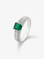 Anillo de oro blanco de 18K con esmeralda en talla octogonal de 0,62 cts y 52 diamantes en talla brillante con un total de 0,19 cts