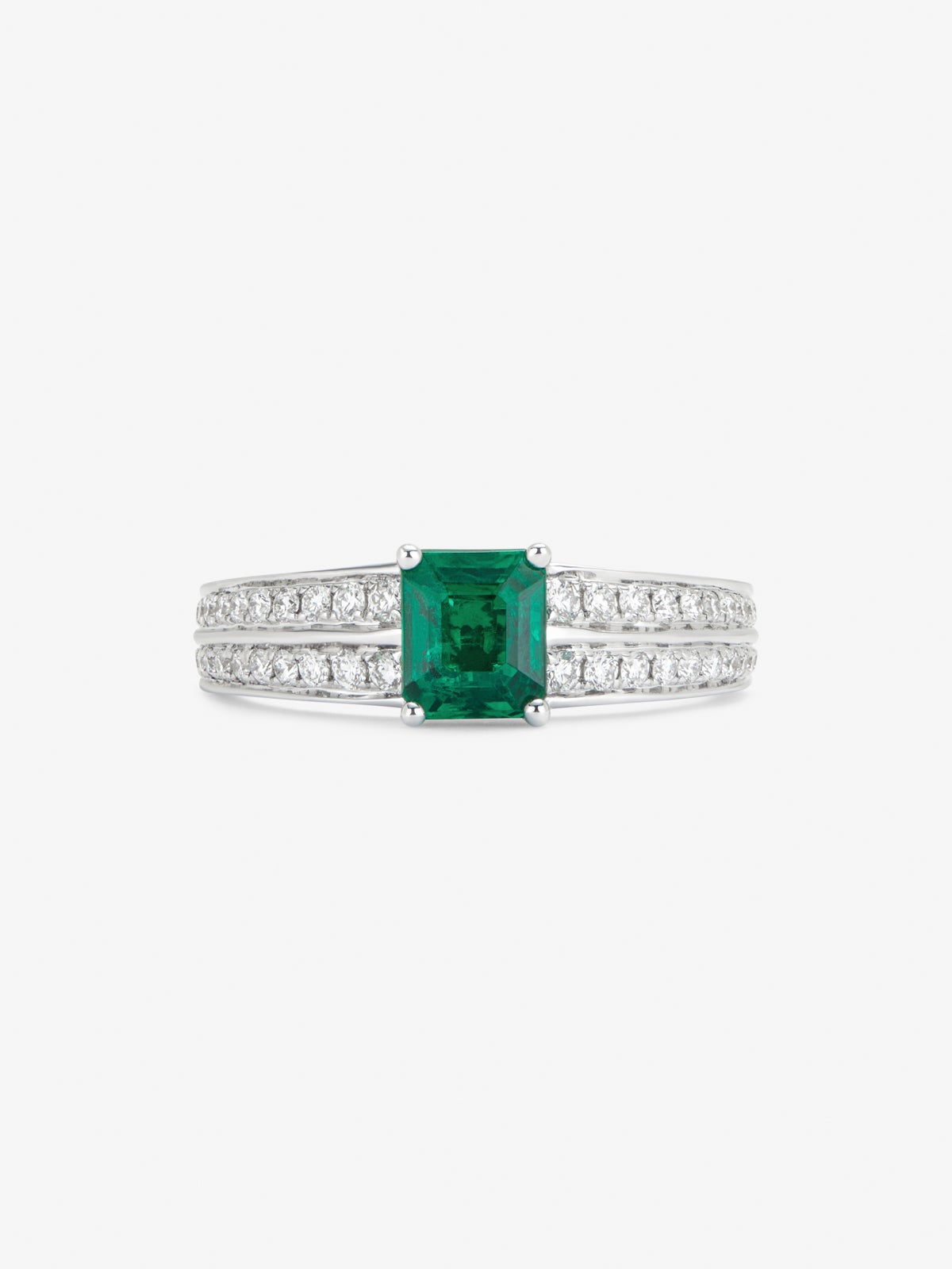 Anillo de oro blanco de 18K con esmeralda en talla octogonal de 0,79 cts y 40 diamantes en talla brillante con un total de 0,29 cts