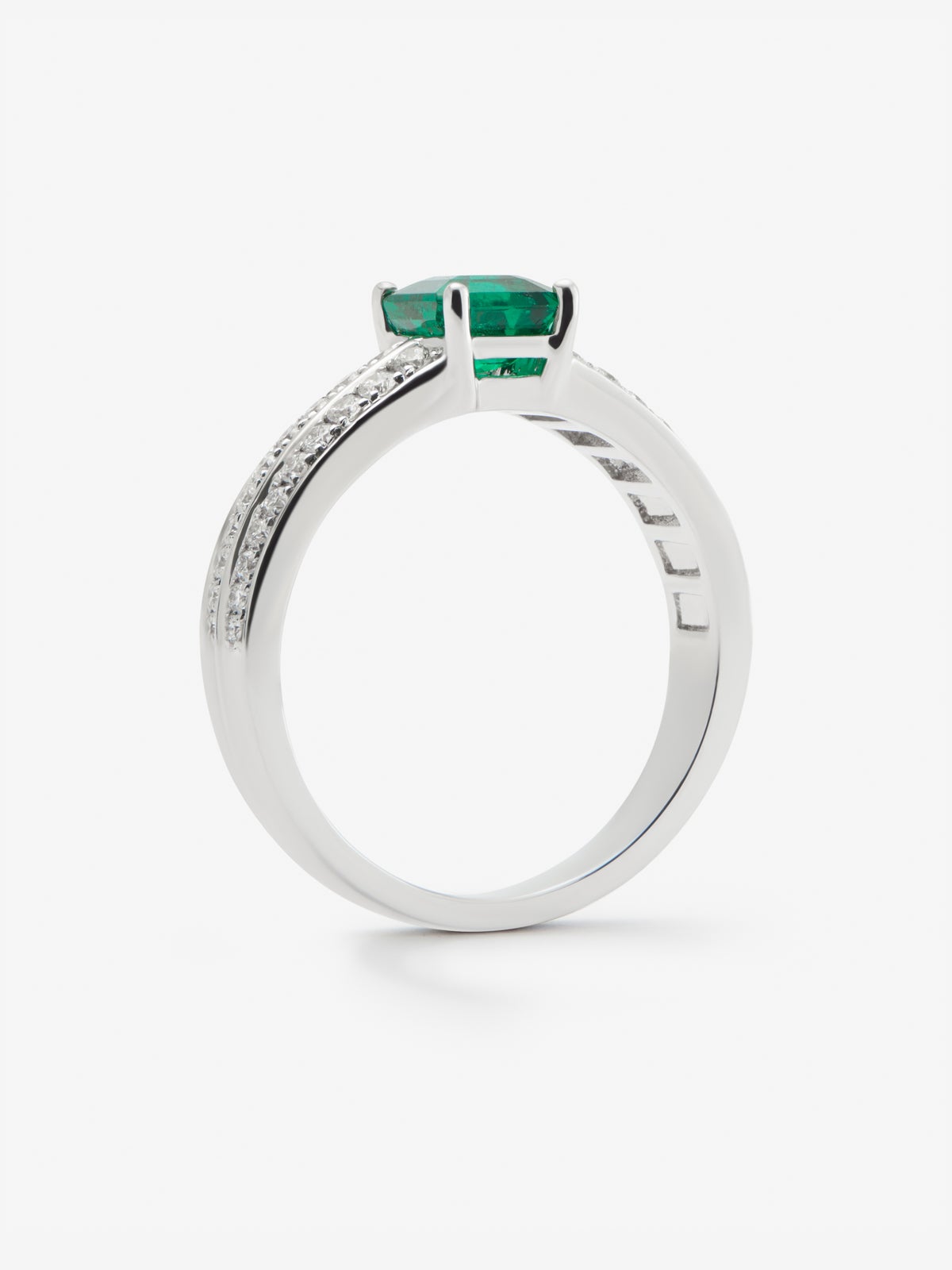 Anillo de oro blanco de 18K con esmeralda en talla octogonal de 0,79 cts y 40 diamantes en talla brillante con un total de 0,29 cts