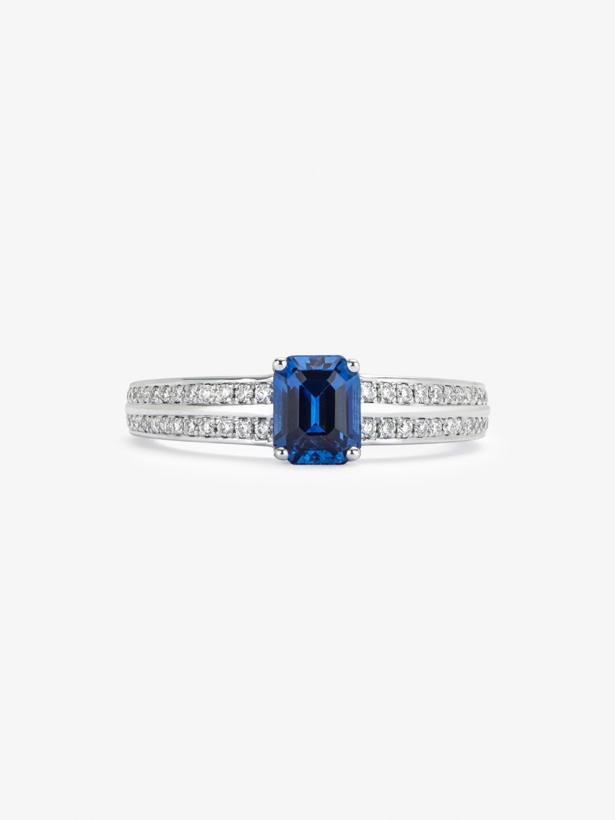 Anillo de oro blanco de 18K con zafiro azul vivid en talla octogonal de 1,09 cts y 52 diamantes en talla brillante con un total de 0,18 cts