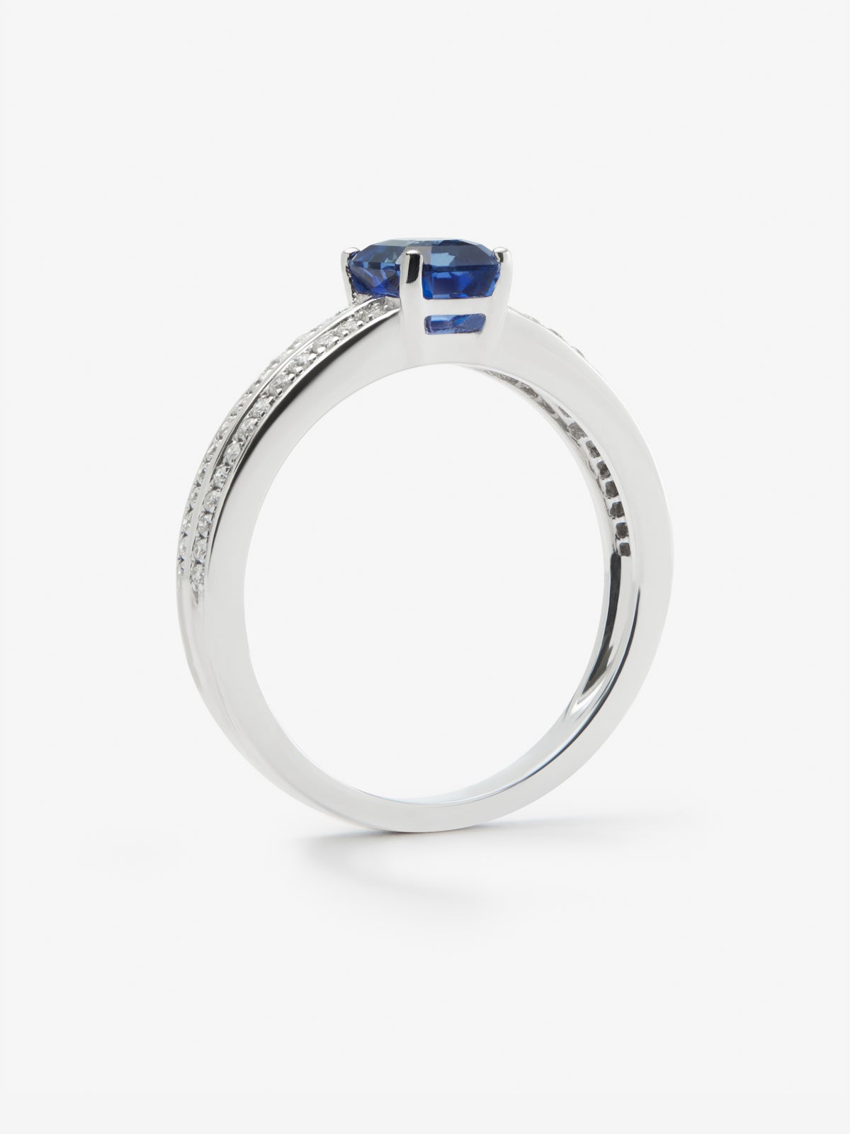 Anillo de oro blanco de 18K con zafiro azul vivid en talla octogonal de 1,09 cts y 52 diamantes en talla brillante con un total de 0,18 cts