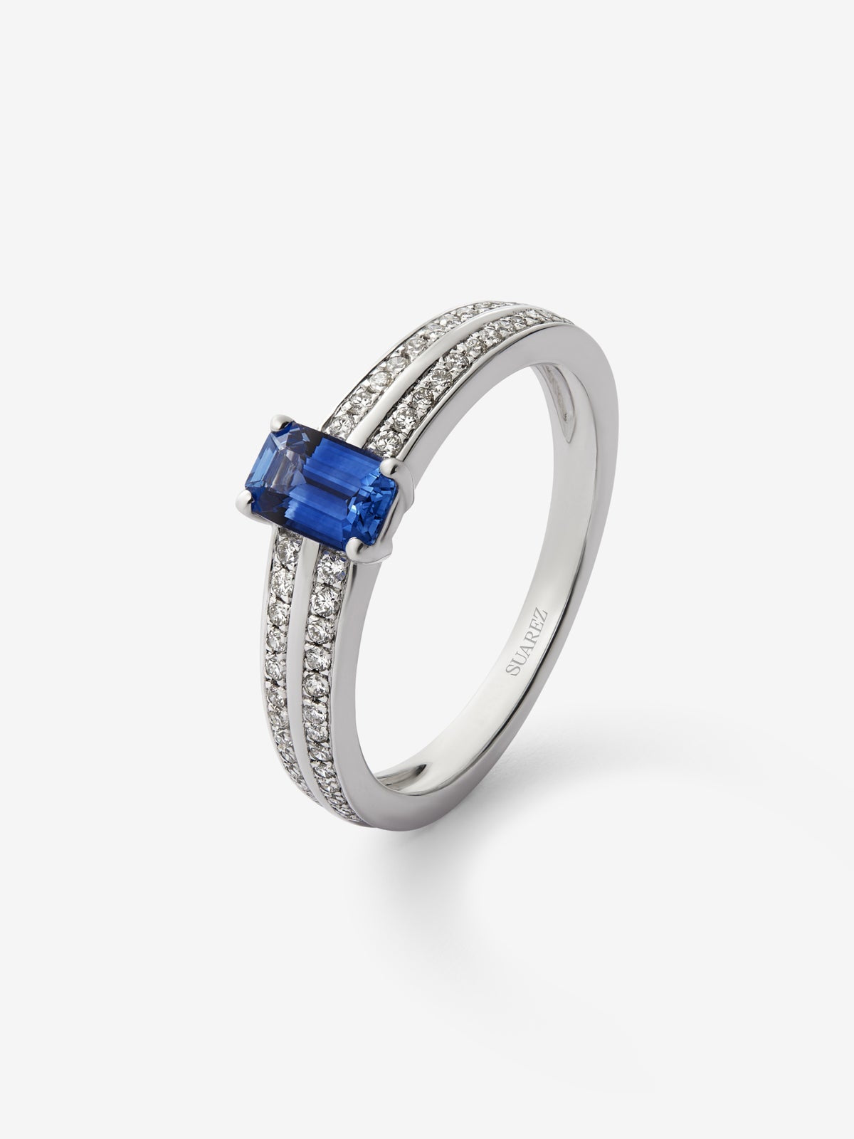 Anillo de oro blanco de 18K con zafiro azul cornflower en talla octogonal de 1,03 cts y 52 diamantes en talla brillante con un total de 0,2 cts