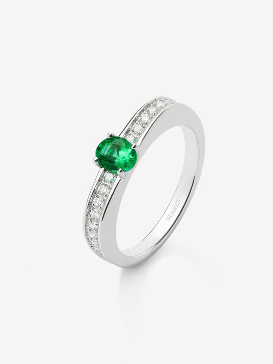 Anillo de oro blanco de 18K con esmeralda en talla oval de 0,39 cts y 22 diamantes en talla brillante con un total de 0,16 cts