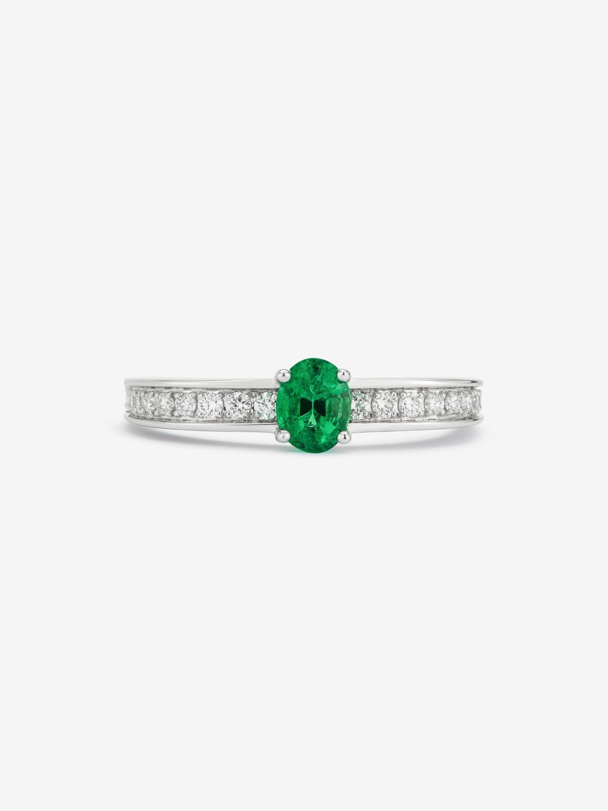 Anillo de oro blanco de 18K con esmeralda en talla oval de 0,39 cts y 22 diamantes en talla brillante con un total de 0,16 cts