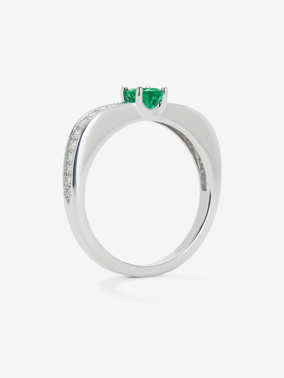 Anillo de oro blanco de 18K con esmeralda en talla oval de 0,39 cts y 22 diamantes en talla brillante con un total de 0,16 cts