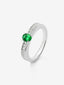 Anillo de oro blanco de 18K con esmeralda en talla oval de 0,32 cts y 22 diamantes en talla brillante con un total de 0,15 cts