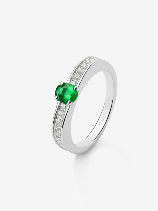 Anillo de oro blanco de 18K con esmeralda en talla oval de 0,30 cts y 22 diamantes en talla brillante con un total de 0,20cts