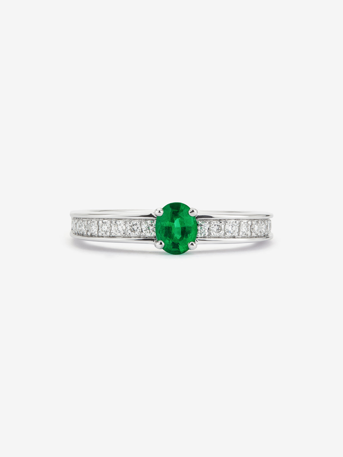 Anillo de oro blanco de 18K con esmeralda en talla oval de 0,30 cts y 22 diamantes en talla brillante con un total de 0,20cts