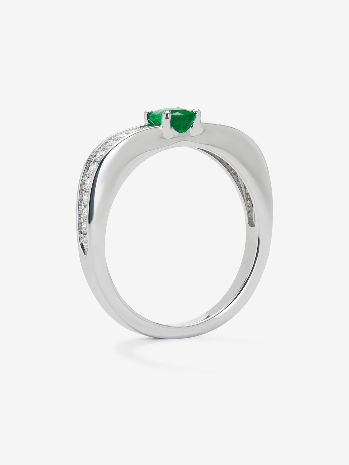 Anillo de oro blanco de 18K con esmeralda en talla oval de 0,30 cts y 22 diamantes en talla brillante con un total de 0,20cts