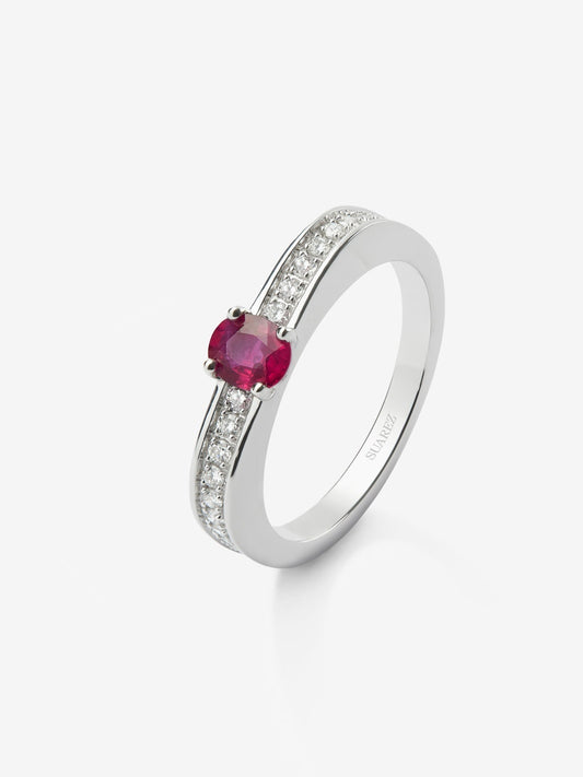 Anillo de oro blanco de 18K con rubí rojo en talla oval de 0,42 cts y 22 diamantes en talla brillante con un total de 0,16 cts