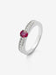 Anillo de oro blanco de 18K con rubí rojo en talla oval de 0,42 cts y 22 diamantes en talla brillante con un total de 0,16 cts