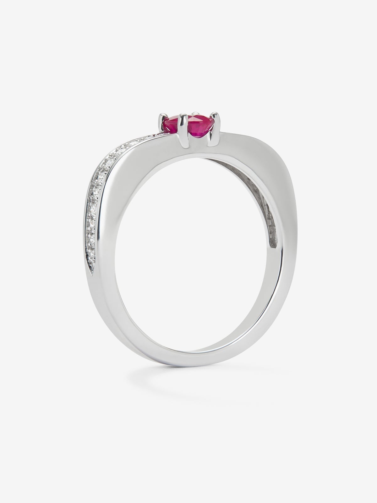Anillo de oro blanco de 18K con rubí rojo en talla oval de 0,42 cts y 22 diamantes en talla brillante con un total de 0,16 cts