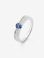 Anillo de oro blanco de 18K con zafiro azul en talla oval de 0,47 cts y 22 diamantes en talla brillante con un total de 0,16 cts
