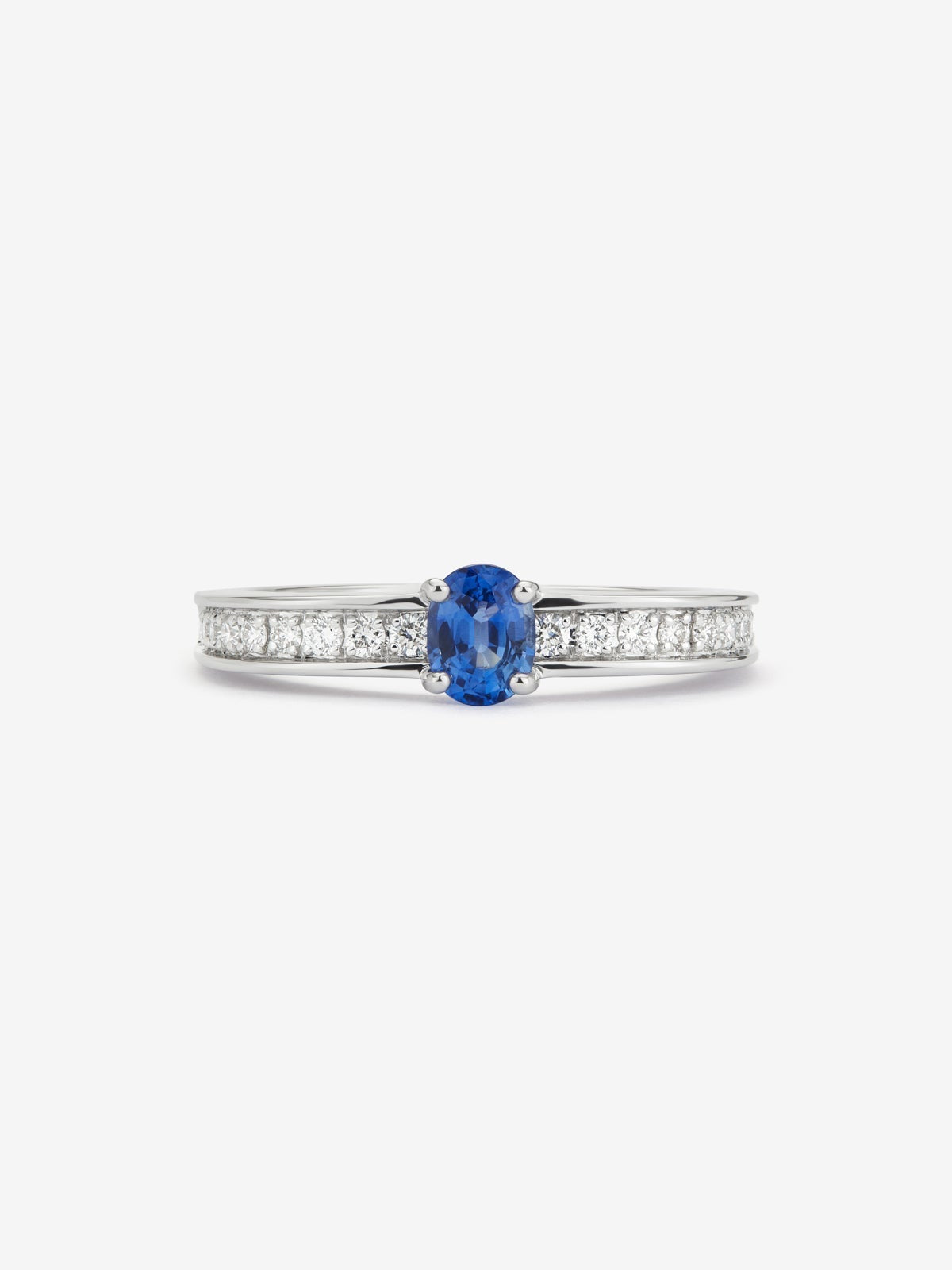 Anillo de oro blanco de 18K con zafiro azul en talla oval de 0,44 cts y 22 diamantes en talla brillante con un total de 0,16 cts