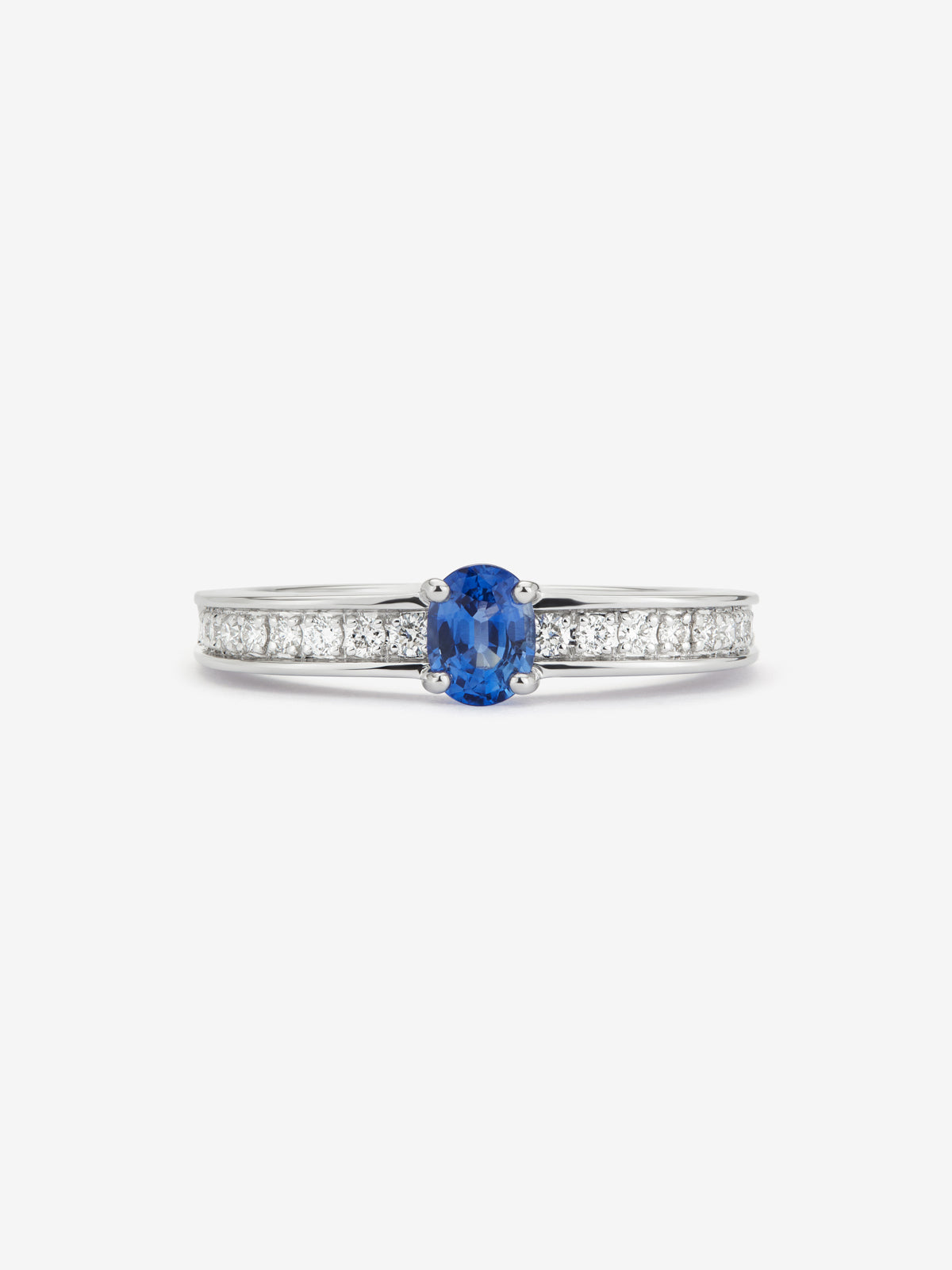 Anillo de oro blanco de 18K con zafiro azul en talla oval de 0,40 cts y 22 diamantes en talla brillante con un total de 0,19 cts