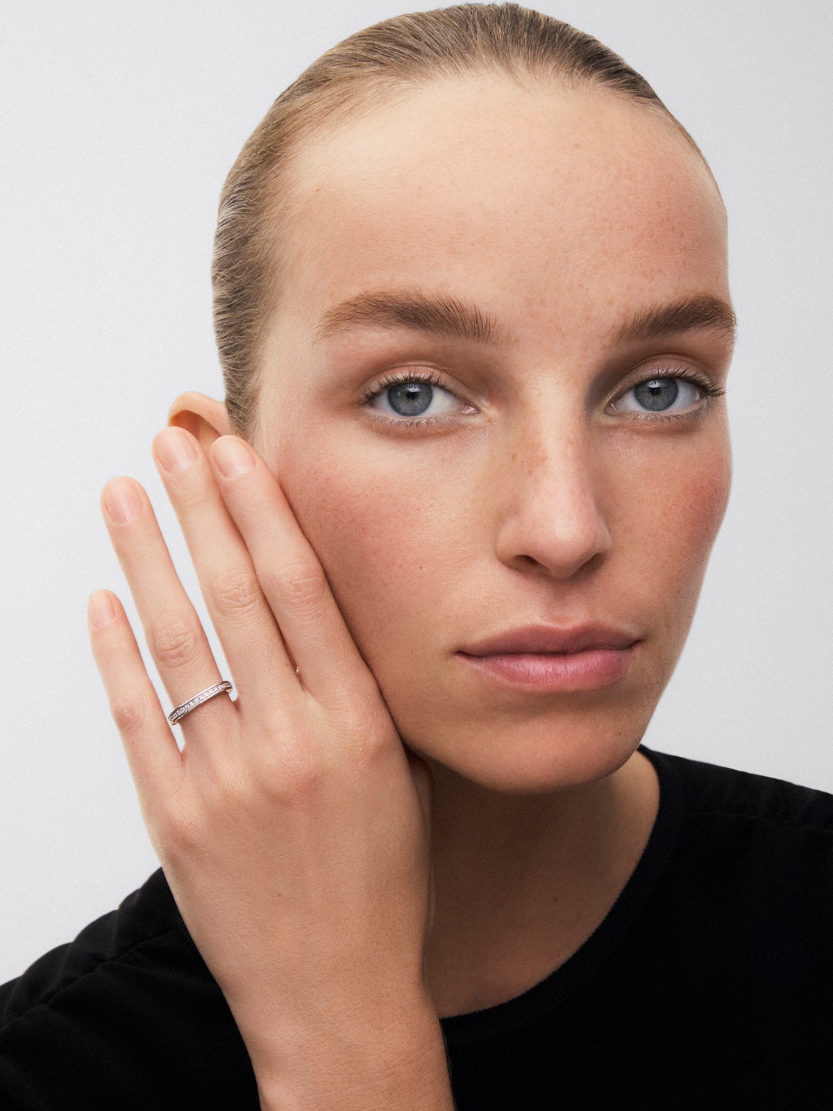 Anillo alianza de oro blanco de 18K con 23 diamantes en talla brillante con un total de 0,18 cts