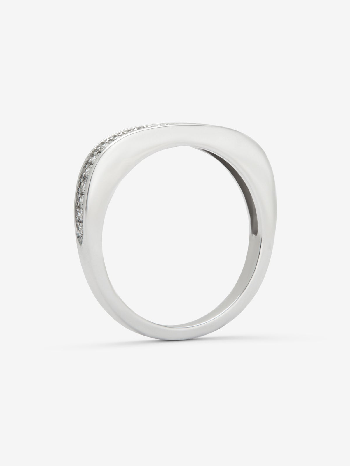 Anillo alianza de oro blanco de 18K con 23 diamantes en talla brillante con un total de 0,18 cts