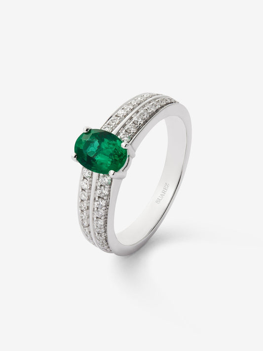 Anillo de oro blanco de 18K con esmeralda en talla oval de 0,52 cts y 32 diamantes en talla brillante con un total de 0,26 cts