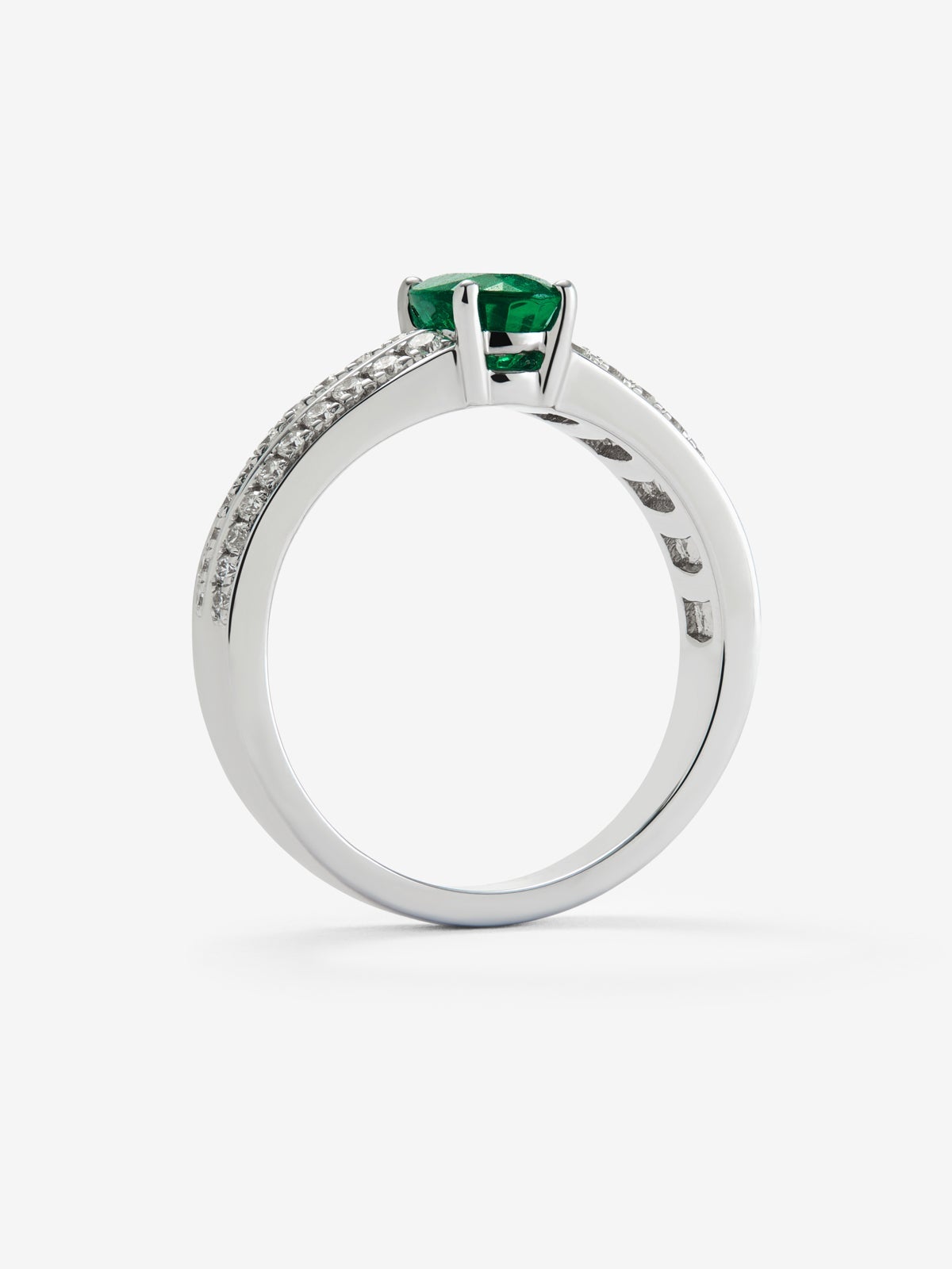 Anillo de oro blanco de 18K con esmeralda en talla oval de 0,74 cts y 40 diamantes en talla brillante con un total de 0,19 cts