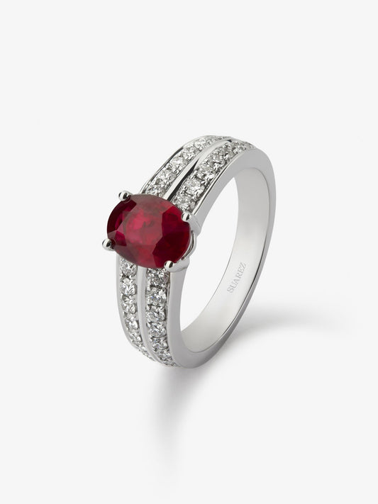 Anillo de oro blanco de 18K con rubí en talla oval de 0,52 cts y 52 diamantes en talla brillante con un total de 0,19 cts