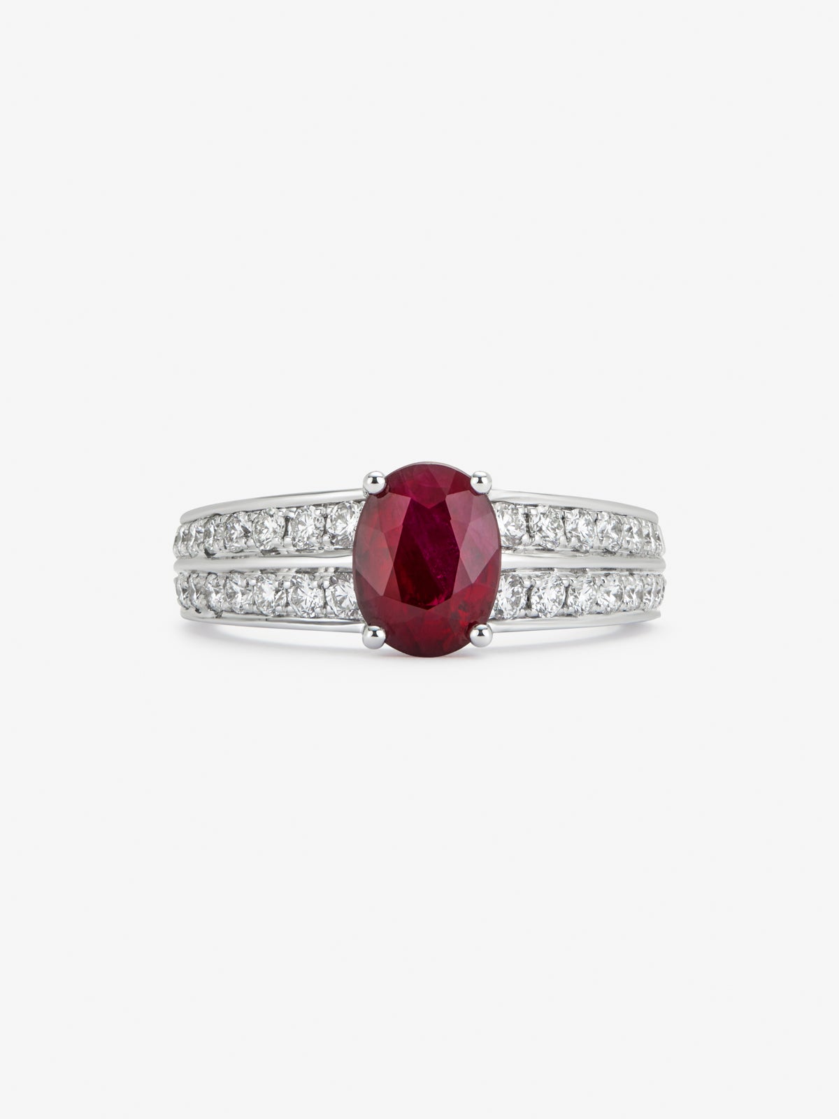 Anillo de oro blanco de 18K con rubí en talla oval de 0,52 cts y 52 diamantes en talla brillante con un total de 0,19 cts