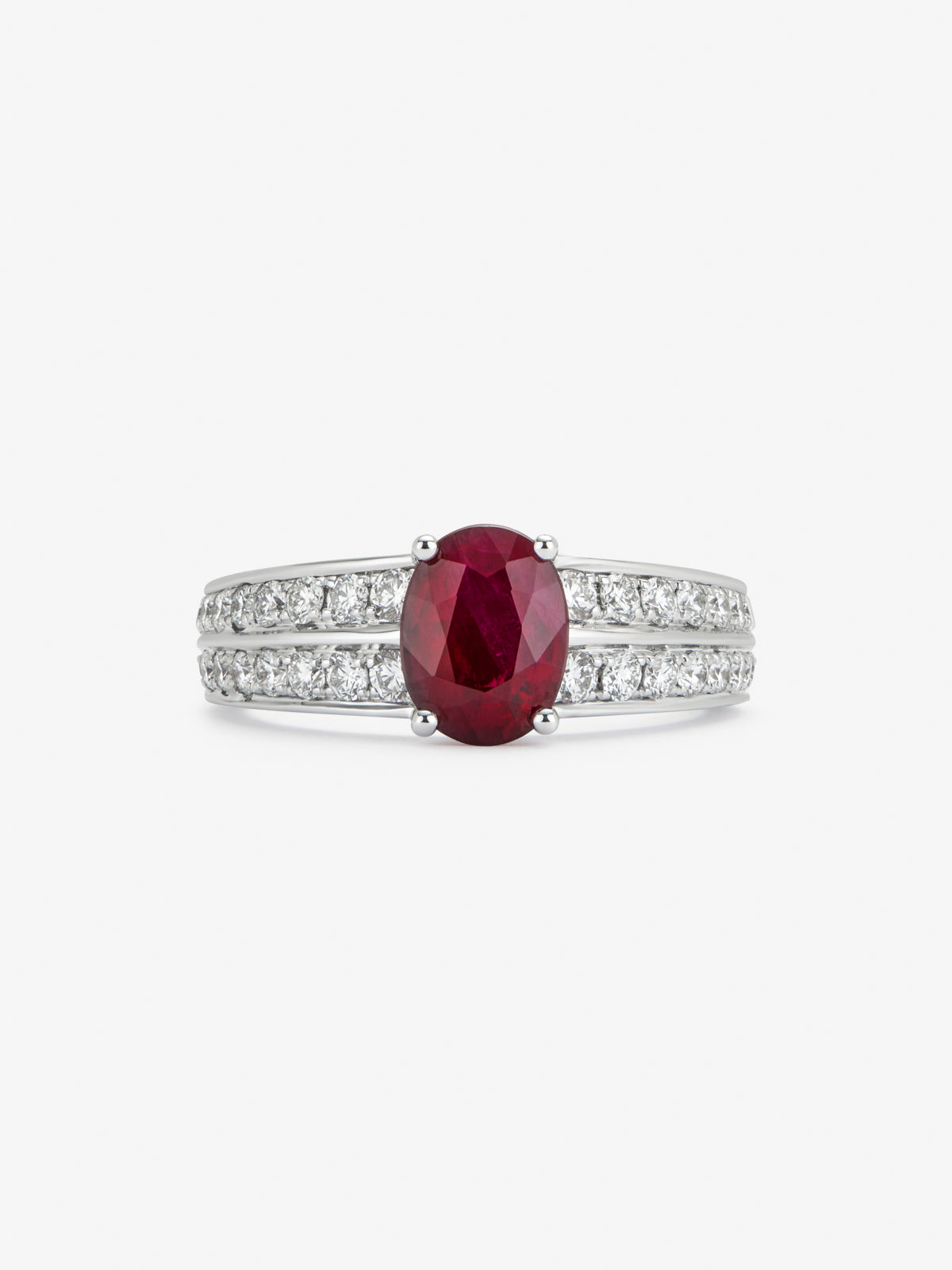 Anillo de oro blanco de 18K con rubí en talla oval de 40 cts y 32 diamantes en talla brillante con un total de 0,22 cts