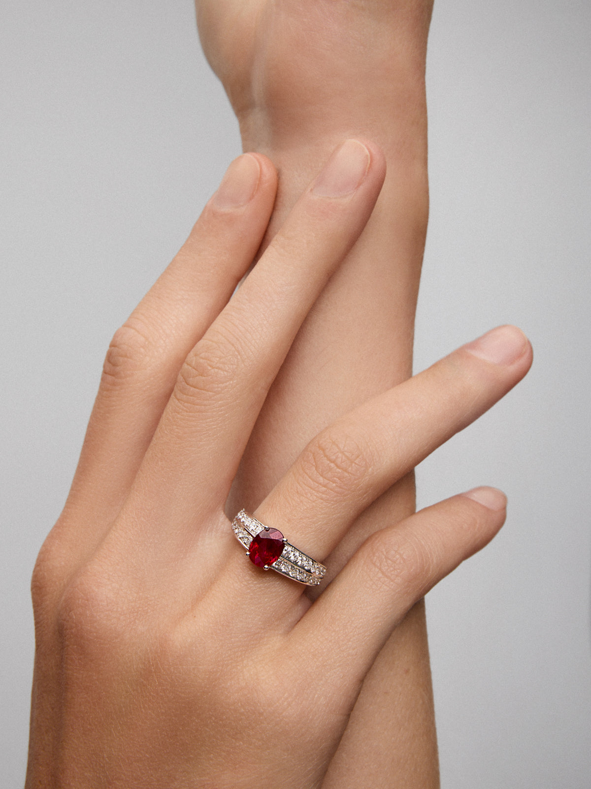 Anillo de oro blanco de 18K con rubí en talla oval de 40 cts y 32 diamantes en talla brillante con un total de 0,22 cts
