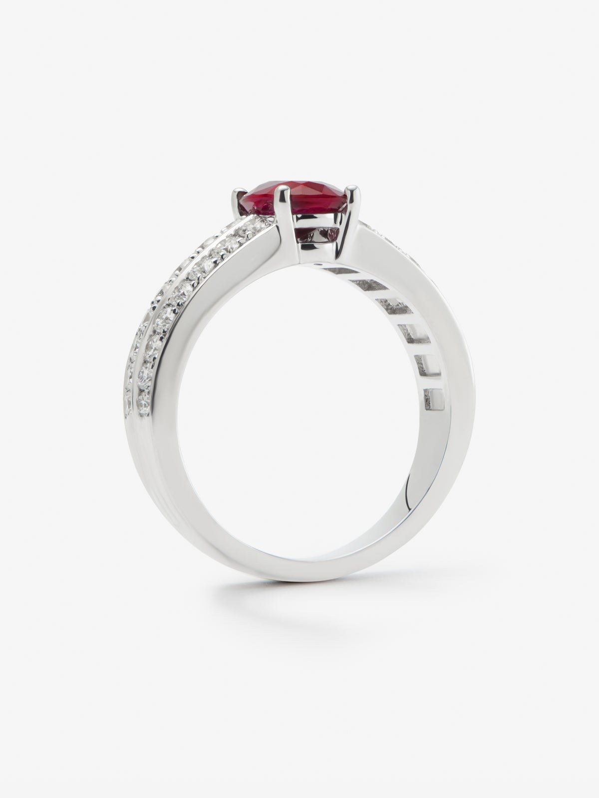 Anillo de oro blanco de 18K con rubí en talla oval de 0,52 cts y 52 diamantes en talla brillante con un total de 0,19 cts
