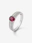 Anillo de oro blanco de 18K con rubí en talla oval de 0,82 cts y 40 diamantes en talla brillante con un total de 0,29 cts