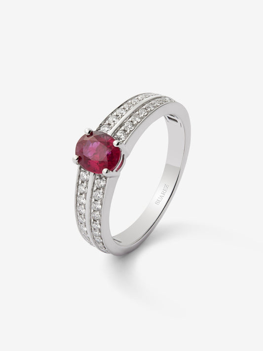 Anillo de oro blanco de 18K con rubí en talla oval de 1,055 cts y 40 diamantes en talla brillante con un total de 0,31 cts