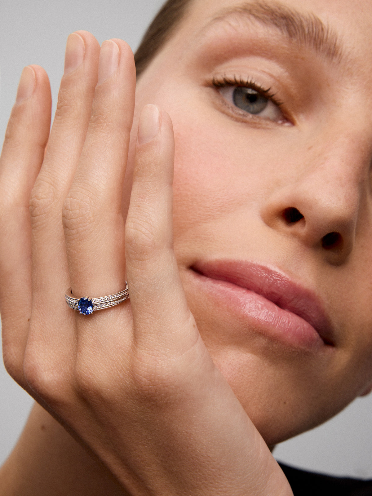 Anillo de oro blanco de 18K con zafiro azul cornflower en talla oval de 1,153 cts y 40 diamantes en talla brillante con un total de 0,31 cts