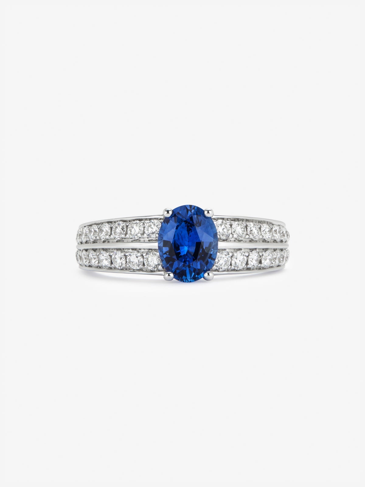 Anillo de oro blanco de 18K con zafiro azul vivid en talla oval de 1,292 cts y 32 diamantes en talla brillante con un total de 0,6 cts