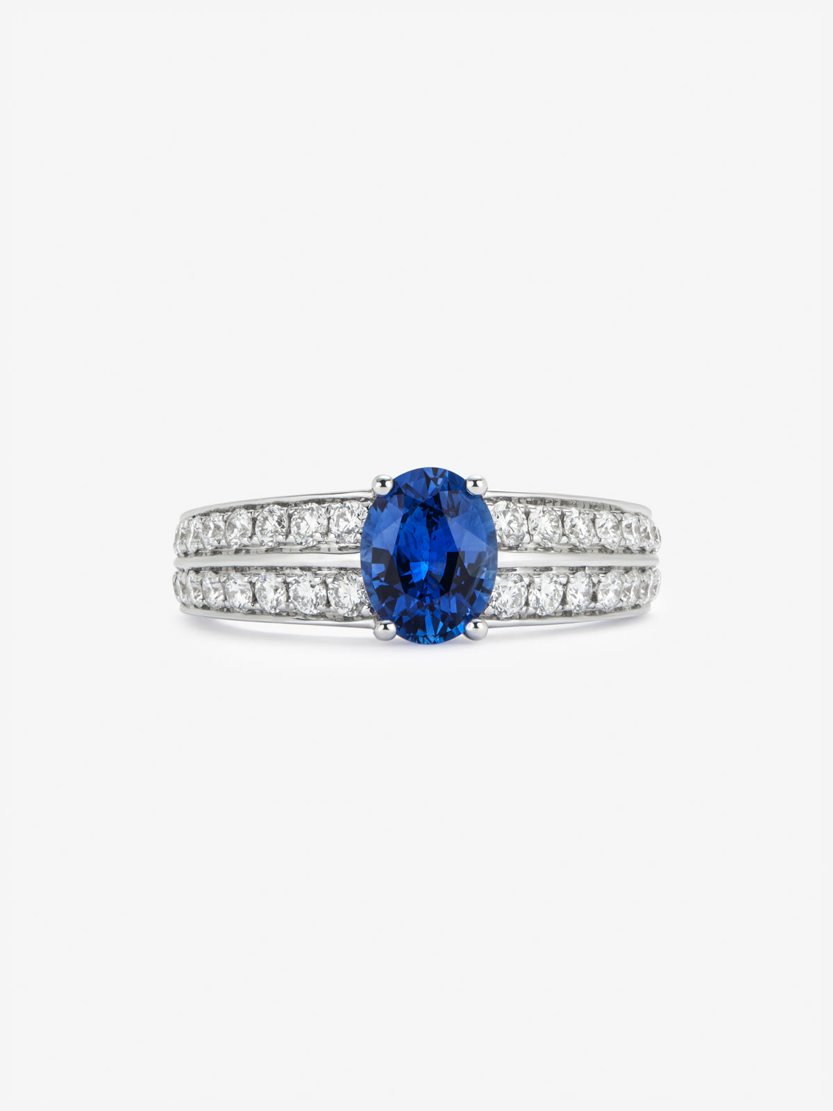 Anillo de oro blanco de 18K con zafiro azul cornflower en talla oval de 1,153 cts y 40 diamantes en talla brillante con un total de 0,31 cts