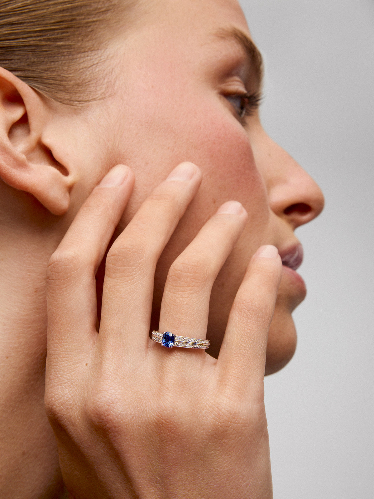Anillo de oro blanco de 18K con zafiro azul cornflower en talla oval de 1,153 cts y 40 diamantes en talla brillante con un total de 0,31 cts