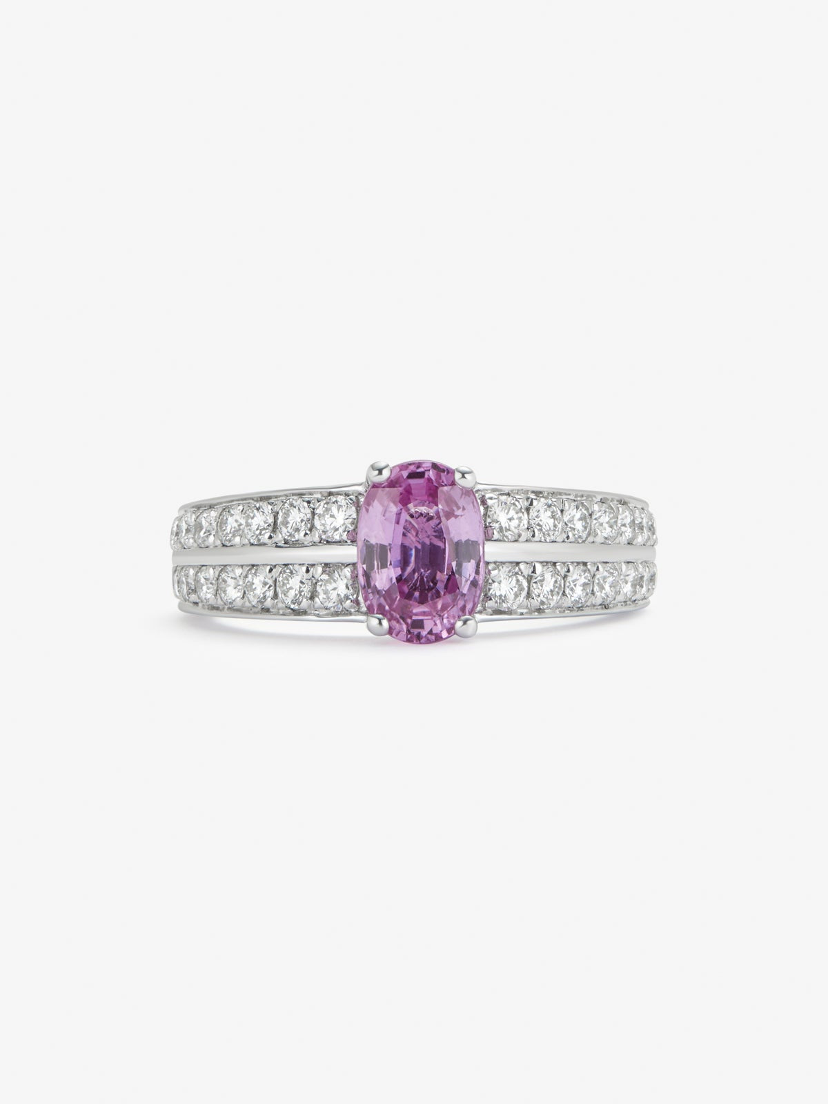 Anillo de oro blanco de 18K con zafiro rosa vivid en talla oval de 1,46 cts y 32 diamantes en talla brillante con un total de 0,61 cts