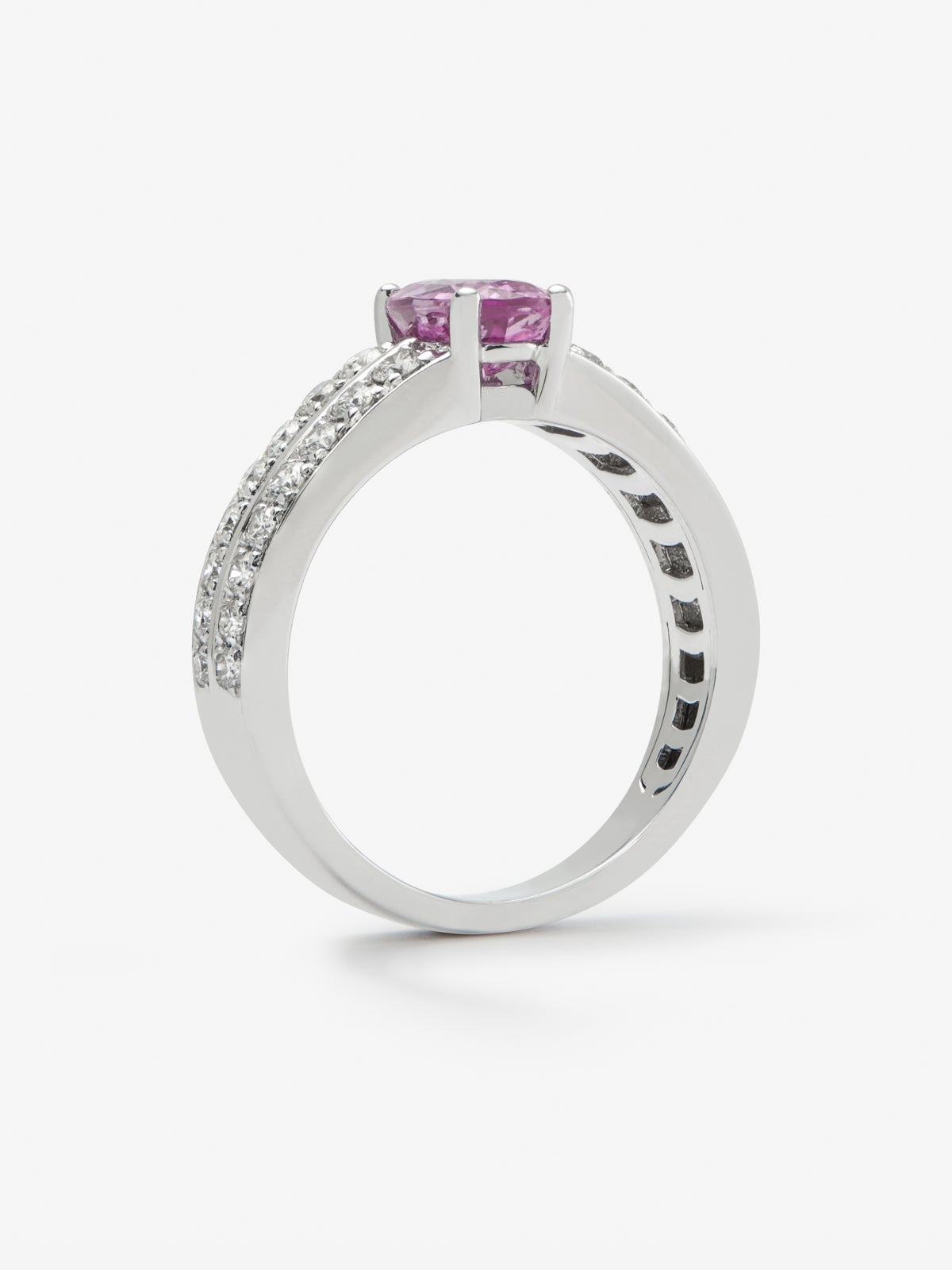 Anillo de oro blanco de 18K con zafiro rosa vivid en talla oval de 1,46 cts y 32 diamantes en talla brillante con un total de 0,61 cts