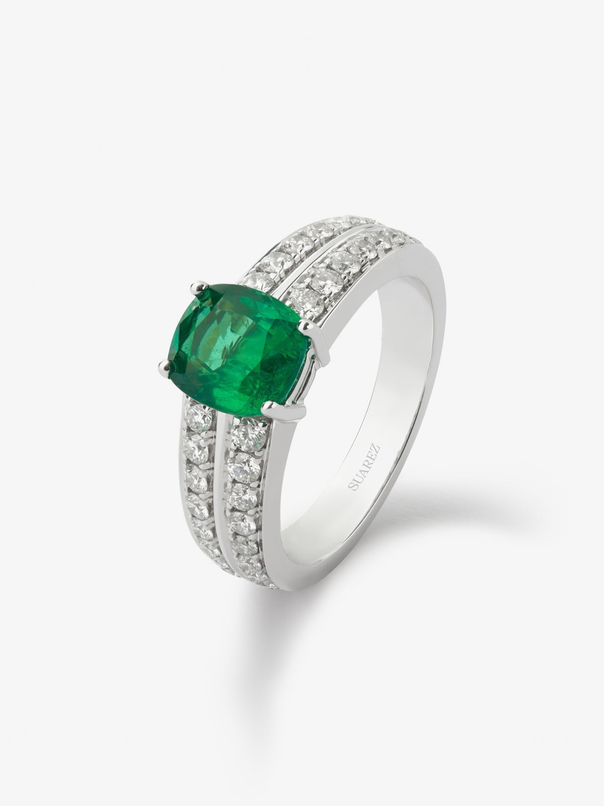 Anillo de oro blanco de 18K con esmeralda en talla cushion de 1,574 cts y 36 diamantes en talla brillante con un total de 0,65 cts