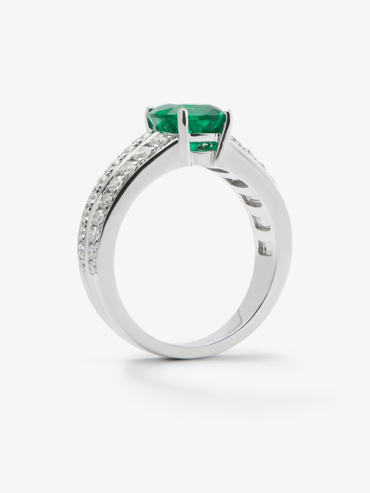 Anillo de oro blanco de 18K con esmeralda en talla cushion de 1,563 cts y 36 diamantes en talla brillante con un total de 0,64 cts