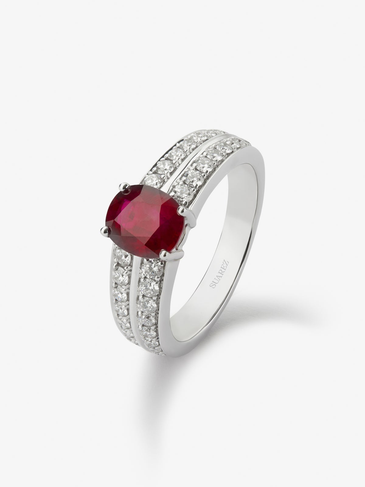 Anillo de oro blanco de 18K con rubí pigeon blood en talla cushion de 1,73 cts y 32 diamantes en talla brillante con un total de 0,52 cts