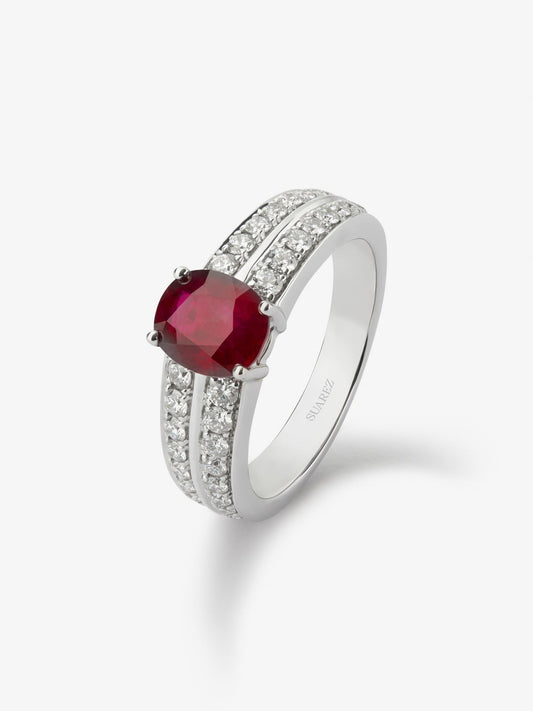 Anillo de oro blanco de 18K con rubí pigeon blood en talla cushion de 1,73 cts y 32 diamantes en talla brillante con un total de 0,52 cts