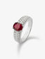 Anillo de oro blanco de 18K con rubí en talla cushion de 0,96 cts y 48 diamantes en talla brillante con un total de 0,17 cts