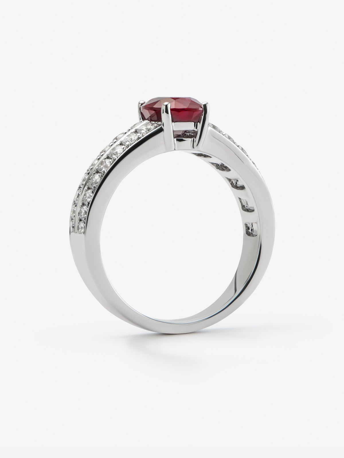 Anillo de oro blanco de 18K con rubí pigeon blood en talla cushion de 1,73 cts y 32 diamantes en talla brillante con un total de 0,52 cts