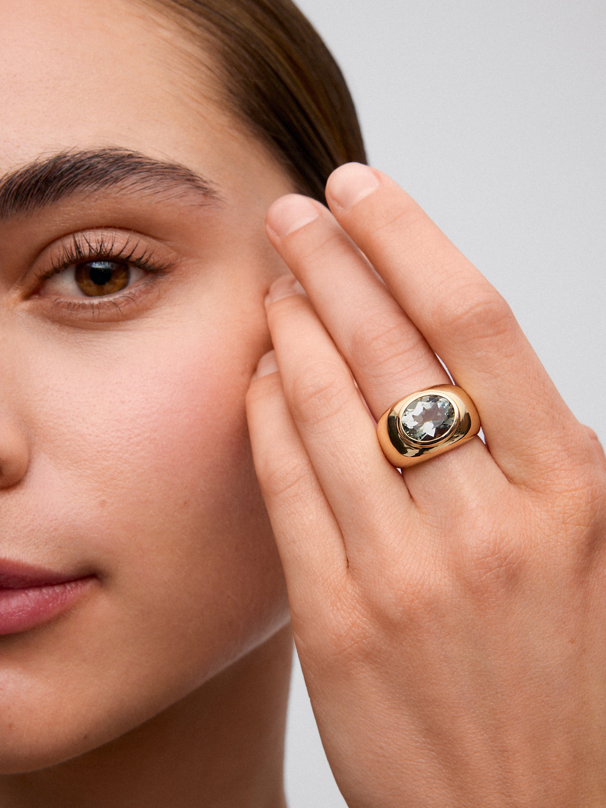 Anillo de oro amarillo de 18K con amatista verde en talla oval