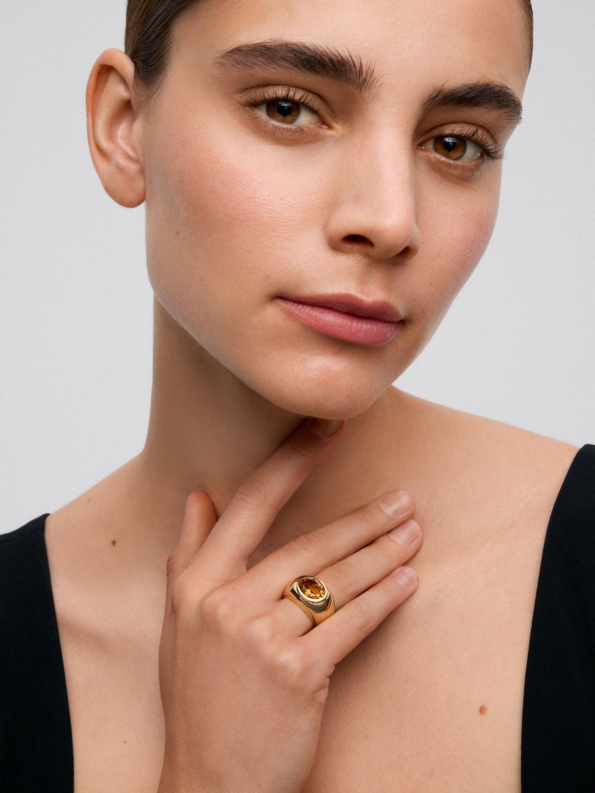Anillo de oro amarillo de 18K con cuarzo citrino en talla oval