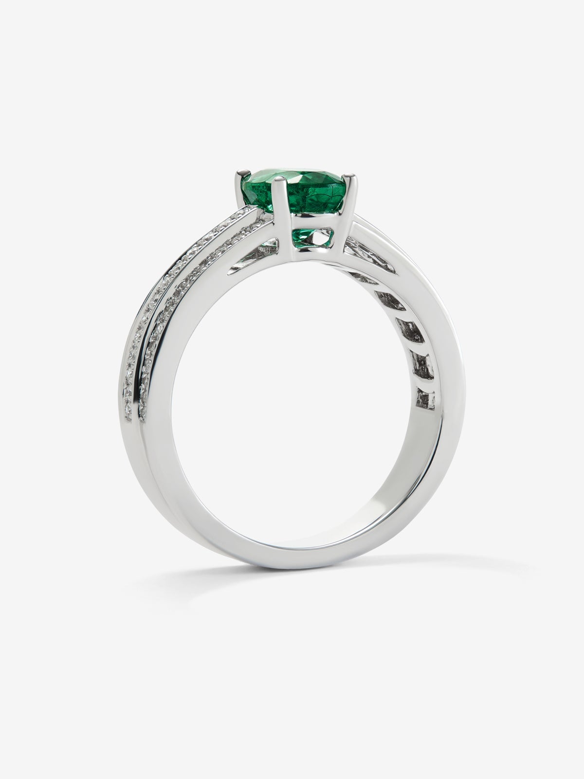 Anillo  de oro blanco de 18K con esmeralda central en talla octogonal  y diamantes