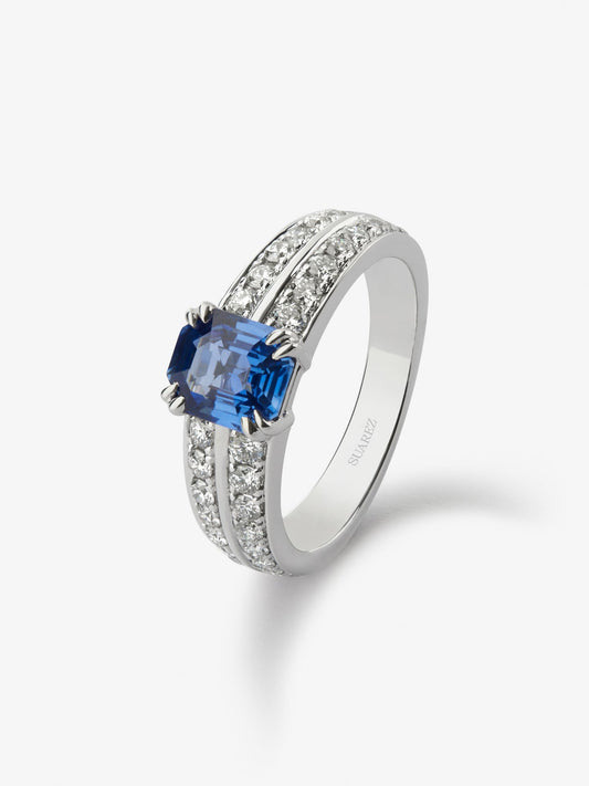 Anillo de oro blanco de 18K con zafiro azul cornflower en talla octogonal de 1,477 cts y 36 diamantes en talla brillante con un total de 0,59 cts